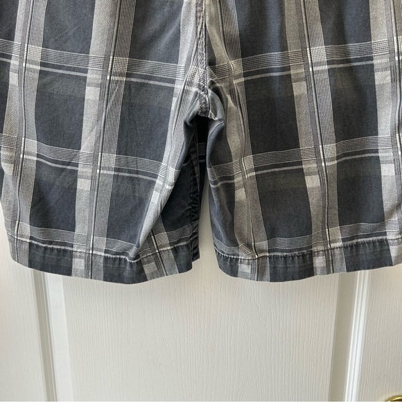 Cherokee Men's Flat Front Cotton Chino Shorts Black and Gray Plaid Size 34 - Picture 8 of 13